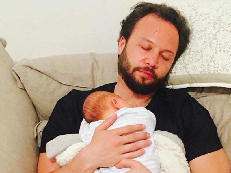 عايدت الممثلة سوسن أرشيد زوجها الممثل مكسيم خليل بعيد الأب ونشرت صورة حميمة لزوجها مع مولودهما الجديد “لوكاس” وظهر خليل نائماً يحتضن مولوده وعلّقت: “حضن الأب مافي شي بالدنيي بيعوضو خاصة إزا كان الأب متلك حنون ودافي وسند منحبك يابابا”.