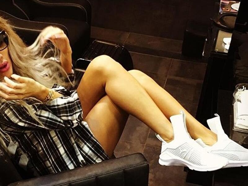 نشرت الفنانة مايا دياب عبر صفحتها الخاصة على احد مواقع التواصل الإجتماعي صورة لها ظهرت فيها بإطلالة جريئة حيث لم يظهر من ملابسها إلا قميصاً من المربعات وجلست دياب على كرسي من الجلد، واضعة رجليها واحدة على الأخرى فوق المكتب الذي أمامها.