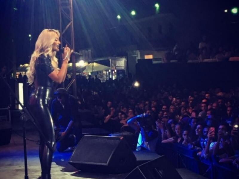 أحيت النجمة مايا دياب حفلاً غنائياً صاخباً ضمن فعاليات “مهرجان إهمج السياحي” في نسخته السادسة. وصعدت الفنّانة اللبنانية على المسرح بإطلالة ساحرة بـJumpsuit من الـ Latex الأسود، قبل أن تشعل الأجواء بباقة من أغانيها القديمة والجديدة، وعلى رأسها “سبع ترواح