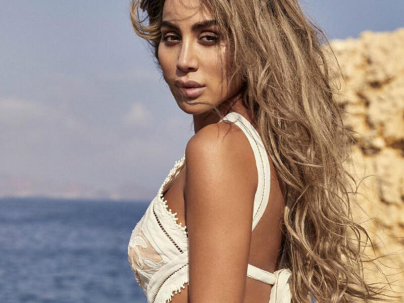 Maya appeared in the photos without putting any makeup