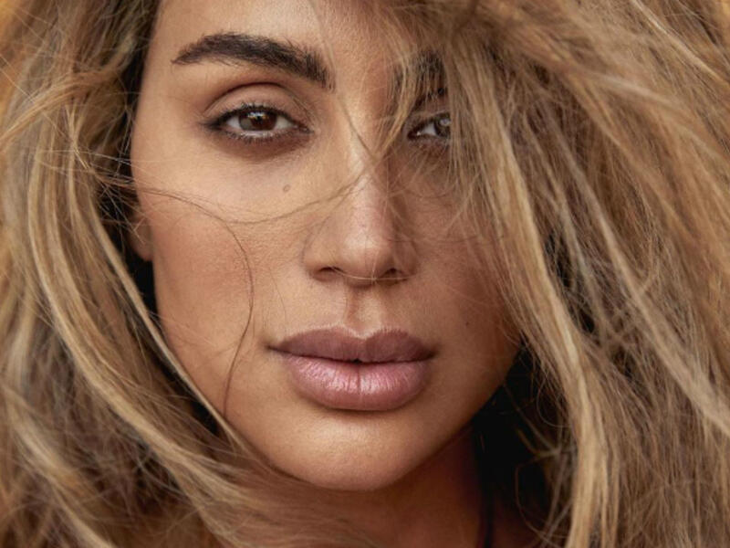 Maya appeared in the photos without putting any makeup