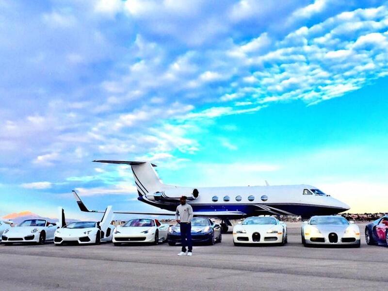 لديه أسطولان من السيارات الفارهة