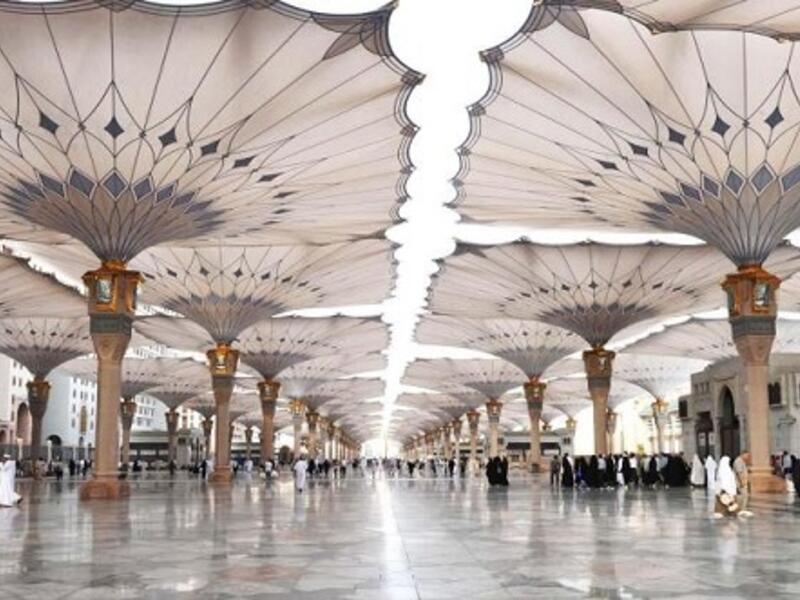 إنشاء 250 مظلة تغطي ساحات المسجد النبوي لتغطي 150 ألف متر مربع وقد  صممت وفقًا لمواصفات متقدمة لتواجه ارتفاع درجات الحرارة في البيت الحرام لتقارب الـ 50 درجة مئوية.