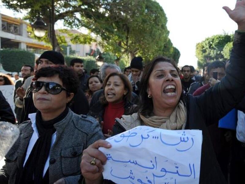Tunisian women demonstrate in solidarity with the southwestern town of Siliana on Wednesday, in Tunis. (AFP PHOTO / FETHI BELAID)