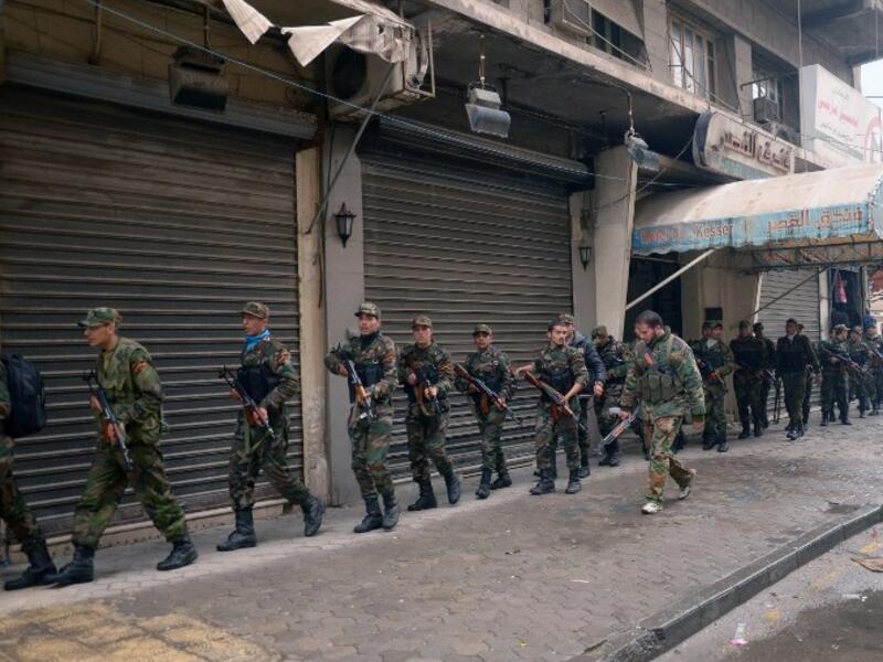 Syrian government forces deploy themselves in the streets of Syria's second city Aleppo. (AFP PHOTO STR)