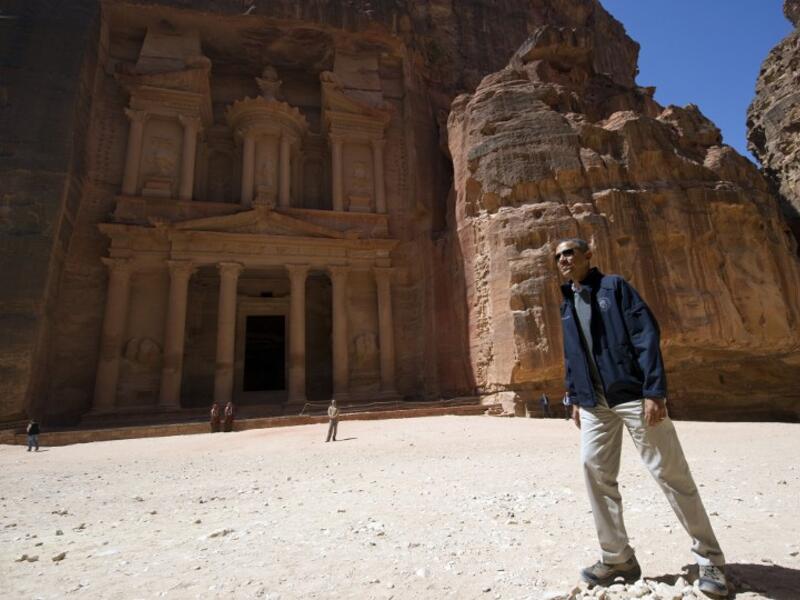 US President Barack Obama tours the Treasury Building at the ancient city of Petra, in Jordan, on March 23, 2013. Obama arrived in Jordan on March 22, on the last leg of a Middle East tour after challenging Israelis to embrace peace with Palestinians. (AFP PHOTO / Saul LOEB)
