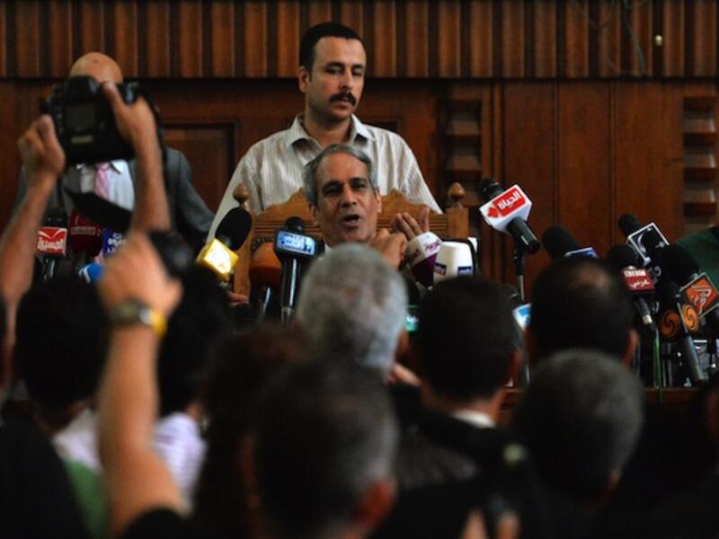 Egyptian judge Mohamed al-Karmouti (C) announces the adjournment of the trial of Muslim Brotherhood Supreme leader Mohamed Badie and 32 other Islamists on August 25, 2013 at a Cairo court. (AFP)