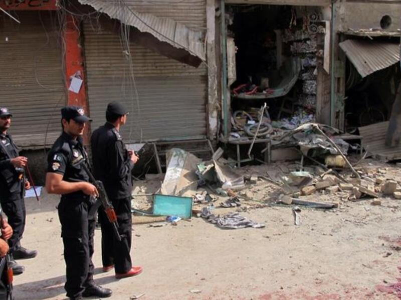 Pakistani police officials inspect the site of the bomb explosion ( AFP PHOTO / STR)