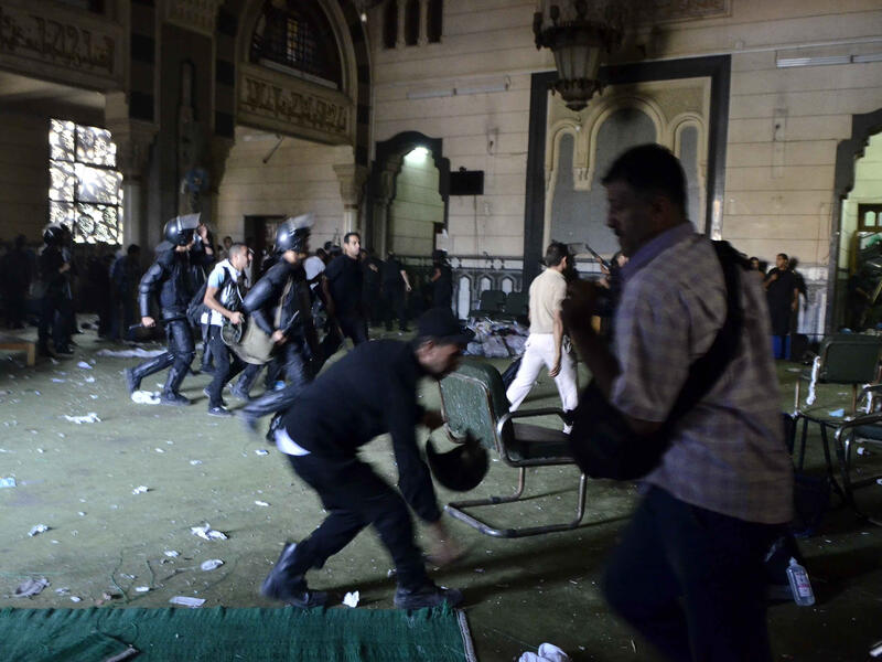 Egyptian riot policemen get in the community services hall of Cairo's Al-Fath mosque where Islamist supporters of ousted president Mohamed Morsi held up (AFP/MOHAMED EL-SHAHED)