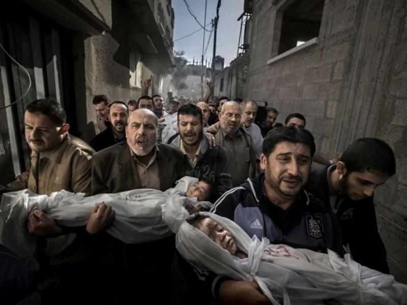 The bodies of two Palestinian children get carried to the mosque by family members. This shot won Paul Hansen the 2012 World Press Photo award. Source: Tumblr.