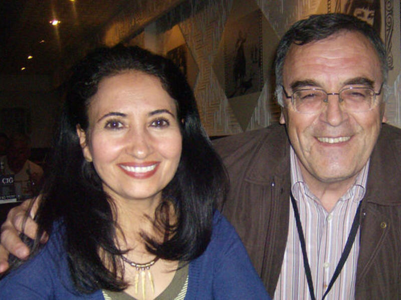 Khadija Al Salami on the left (courtesy of sadibey.com)