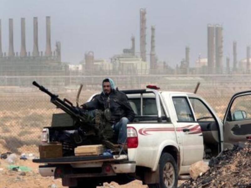 The government has openly accused the guards, some of whom are calling for a federal Libya, of trying to sell crude oil behind their banks.