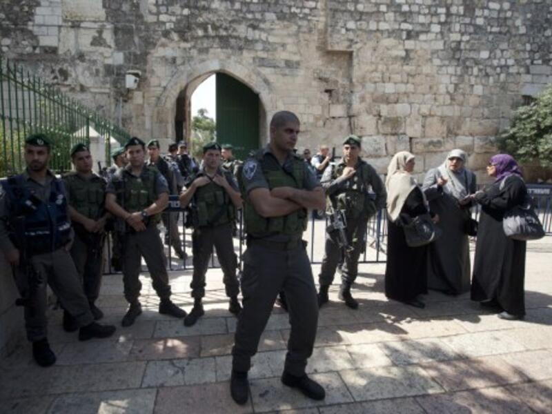 Israeli border guards stand guard outside the al-Aqsa mosque on Tuesday. (Photo: AFP / AHMAD GHARABLI)