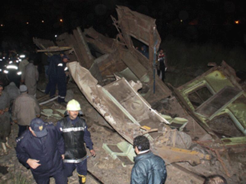 A Rescue team tries to find survivors under the debris of the derailed carriage (Photo: Mohamed Nada / Ahram Online)