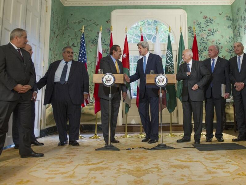US Secretary of State John Kerry makes a statement with Qatari Prime Minister Hamad bin Jassim Al Thani after a meeting with the Arab League at Blair House in Washington, DC, on April 29, 2013. (Photo: AFP / JIM WATSON)