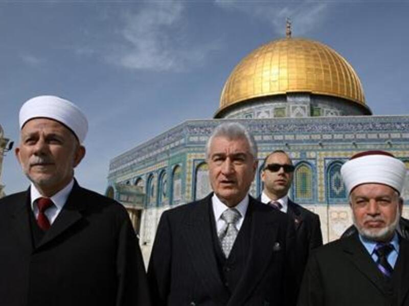 Jerusalem Mufti Mohamed Hussein (r) at the al-Aqsa mosque