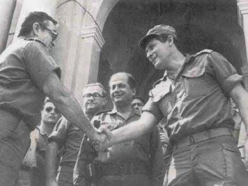 نشرت  بعض المواقع صورة لعون تعود لعام 1982، وكان وقتها برتبة عقيد، وكان عون مبتسماً فيما يصافح ممثل لقيادة الجيش قائد وحدات الاحتلال الإسرائيلي التي أشرفت على حصار بيروت ابان الاجتياح الواسع النطاق للبنان. وهنا يطرح سؤال هل فرحت اسرائيل بفوز ميشال عون.