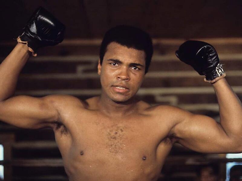 محمد علي كلاي:
رحل الملاكم في 3 يونيو/حزيران، أصبح أول ملاكم ينال لقب بطل العالم في الوزن الثقيل ثلاث مرات.