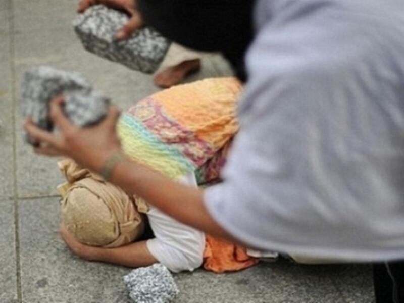 تتراوح العقوبات المقرّرة في القانون بالدول الشرق أوسطية التي تحظر إقامة العلاقات الجنسية المثلية بين الغرامات وسنوات من السجن، الجلد بل وفي حالات استثنائية عقوبة الإعدام والرجم.




