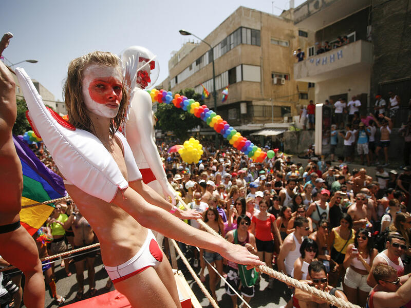 يحظى المجتمع المثلي في إسرائيل بحرية نسبية في المجال العام وتعززت في السنوات الماضية التشريعات لتحقيق المساواة في أوضاعهم القانونية والاقتصادية مع بقية السكان لا تُجرى عمليات تغيير الجنس في إسرائيل لأنه لا يوجد  أطباء مختصين ويضطر الكثيرون لإجرائها في الخارج

