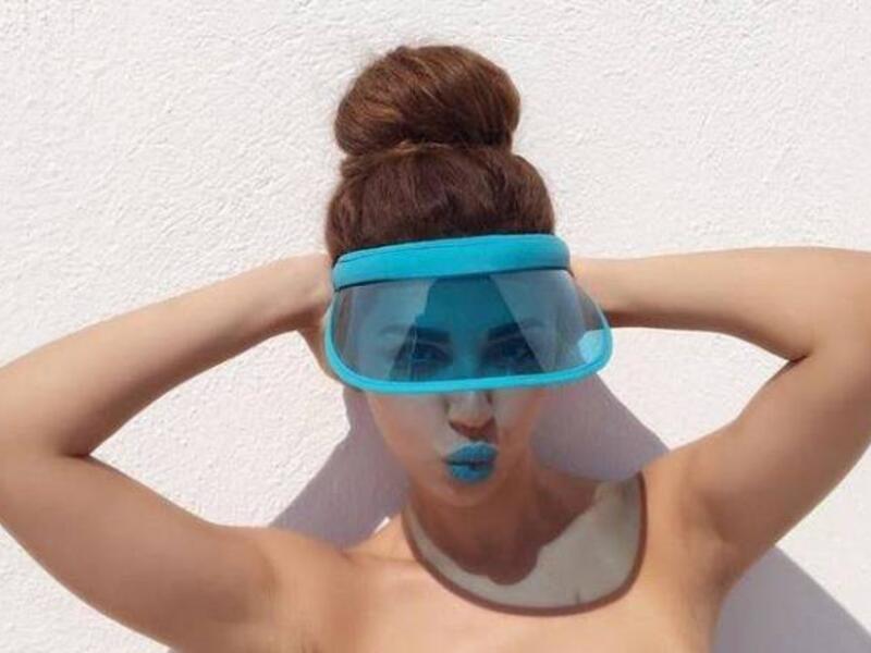 نشرت النجمة ميريام فارس على انستغرام صورتين جديدتين لها، حيث ظهرت بأحمر شفاه من اللون “توركواز” وحامي من الشمس بنقس اللون، وعلقت ميريام على الصورة كاتبة “أجازة سعيدة”. وأثارت الصورة استياء وغضب متابعيها الذين علقوا على جرأتها الشديدة فى نشر الصور.