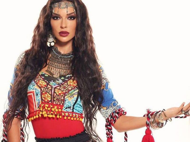 الفنانة نادين نجيم ظهرت في عدة إطلالات غجرية وكانت مميزة في جميع إطلالاتها.