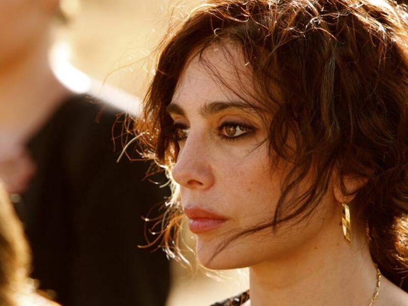 تشارك المخرجة اللبنانية نادين لبكي في دور صغير بالاضافة إلى  بعض العاملين في قناة MBC كرانيا النمر .