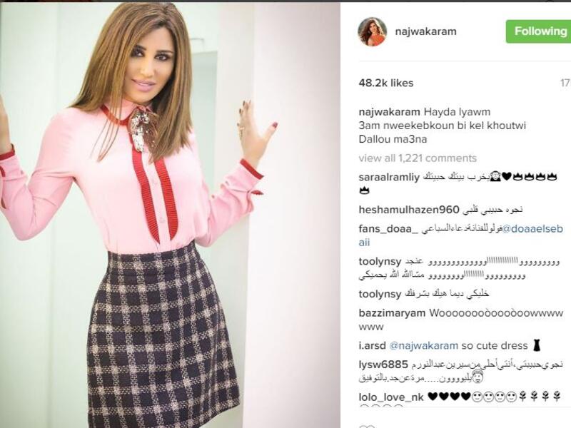 نشرت النجمة اللبنانية نجوى كرم صورة على حسابها الخاص في الانستغرام بـ"نيو لوك" جديد اظهرها بطلة أصغر من عمرها بسنوات حيث قامت بتقصير شعرها وارتدت قميص باللون الزهري وتنورة "كاروهات" بالابيض والأسود.