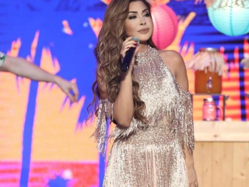 The second look of Nawal Al Zoghbi was a dress of a style that was popular this year with a soft hairdo