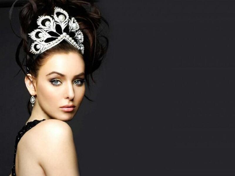 نتالي غلبوفا:
الروسية التي فازت باللقب لصالح كندا عام 2005، وصفت بأنها تملك سحرًا خاصًا، وعيونًا تمكنها من تنويم الناظر إليها مغناطيسيًا.