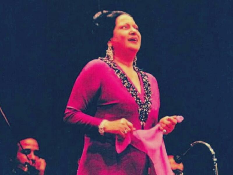 سر المنديل: عندما بدأ نجم أم كلثوم يلمع في سماء الفن أصبحت الفتاة الفقيرة تقابل علية القوم ولشدة ارتباكها وخجلها كان العرق يتصبب منها، فأعطتها والدتها قماش لتجفف العرق حتى أصبح رفيقًا في حفلاتها.
