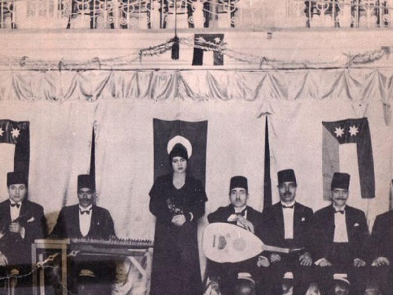 العقال والعباءة: كانت تغني وهي تلبس العقال وملابس الأولاد، فحين أسست فرقتها الخاصة مع القصبجي وأحبت أحمد التجريدي وتوفي مرشدها في عالم الطرب "أبو العلا"، خلعت أم كلثوم العقال والعباءة وظهرت في زي الآنسات المصريات.
