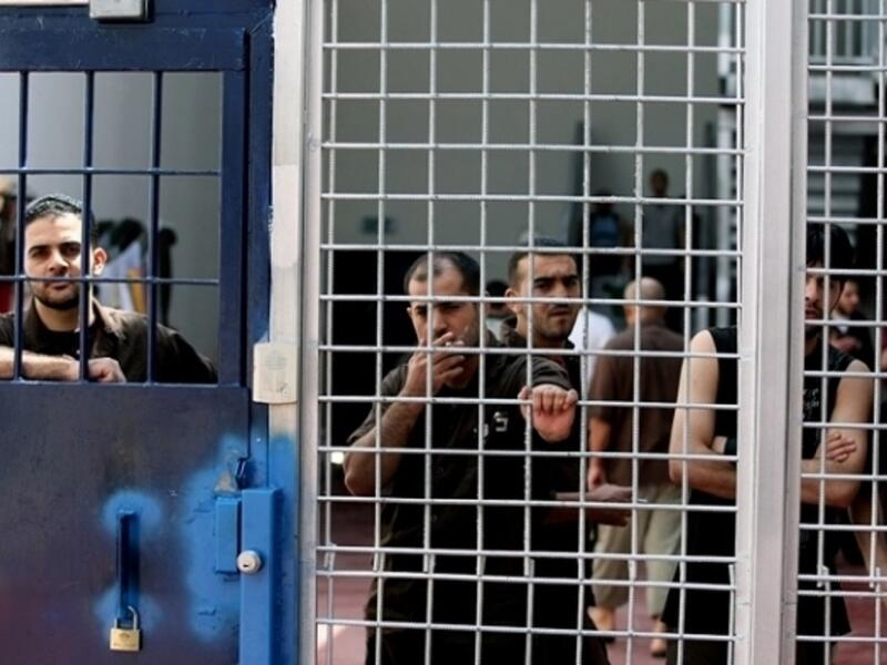 المطالب: أبرز مطالب الأسرى تحسين شروط الحياة في المعتقلات والسجون، ووقف سياسة الاعتقال الإداري، وإلغاء العزل الانفرادي، والسماح بالزيارات لجميع الأسرى، ووقف الممارسات التنكيلية، ومنها الاقتحامات والتفتيش اليومي، والحد من الإهمال الطبي للمرضى والجرحى من الأسرى.
