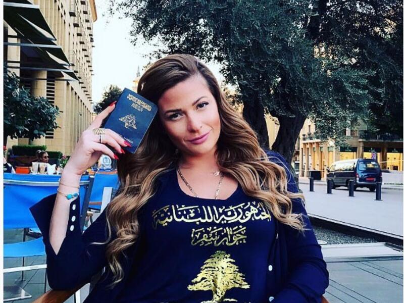 سافرت الفنانة اللبنانية باميلا الكيك إلى مصر لحضور حفل زفاف حسن الرداد وإيمي سمير غانم باميلا شاركت الفانز تفاصيل رحلتها حيث اختارت إطلالة مختلفة ارتدت فيها تي شيرت مصمم بشكل مستوحى من جواز السفر اللبناني ونشرت صورة ظهرت فيها ترتديه كما حملت جواز سفرها.

