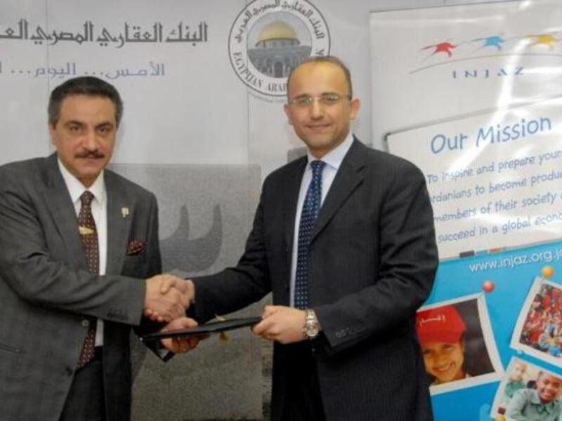 لحظة توقيع الإتفاقية