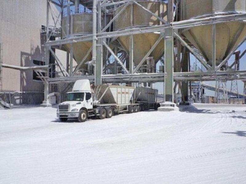 A truck is loaded at the Ghour Safi Plant of the Arab Potash Company, which has reported a net profit of more than JD90 million in 2017 (Courtesy of APC)