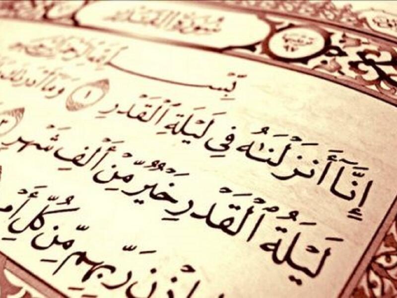 فضّل الله تعالى هذه الليلة بأن أنزل القرآن الكريم فيها، وتفوق هذه الليلة بأهميّتها على ألف شهر، فيرتفع فضلها، ويعلو شأنها، ويتضاعف الأجر فيها بما يزيد على الألف شهر،وتتنزّل الملائكة في هذه الليلة لتحفّ المسلمين.