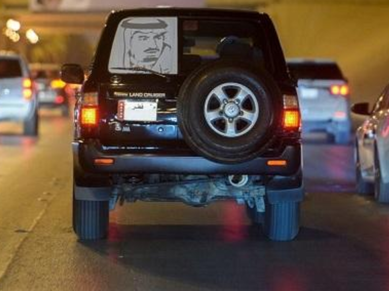 تداول ناشطون عبر مواقع التواصل الاجتماعي صورة لسيارة قطرية تسير في شوارع العاصمة الرياض وهي تحمل ملصقات وصورًا، للعاهل السعودي، الملك سلمان بن عبد العزيز، وقيل إن صاحبها يشارك السعوديين احتفالاتهم باليوم الوطني للمملكة. 