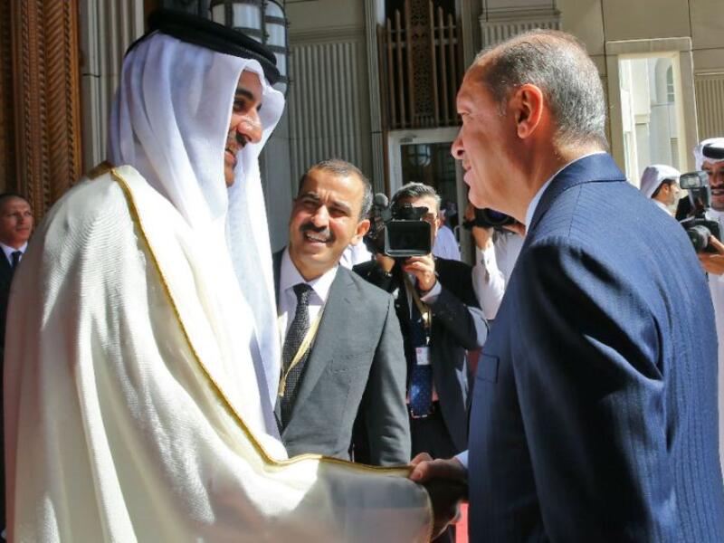 Qatar's Emir Sheikh Tamim bin Hamad al-Thani welcomes Turkish President Recep Tayyip Erdogan during an official visit to Doha on November 15, 2017. (Kayhan Ozer/ AFP)