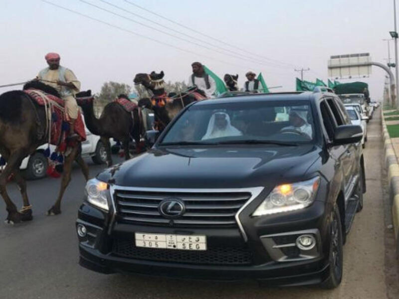 انطلاق أولى المسيرات التي تم تشكيلها من المركبات والخيول والهجن والدراجات، في مدينتي "أشيقر" و"القصب"، احتفالًا باليوم الوطني بمشاركة رؤساء الدوائر والأعيان على أنغام الأناشيد الوطنية.