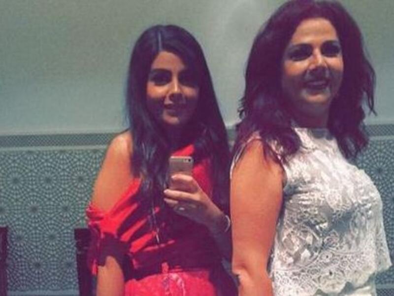 انتشرت عبر مواقع التواصل الاجتماعي صورة تجمع الفنانة صباح الجزائري وابنتها رشا التقي، واثارت رشا اعجاب متابعيها بجمالها.