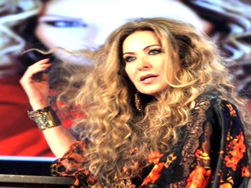 الفنانة السورية رغدة:
قد تكون علاقة الفنان أحمد زكي بالفنانة السورية رغدة هي المعادلة الأصعب فقد ضربت رغدة مثالًا رائعًا في حبها لزكي حيث لم تفارقه في آخر أيامه وفي لحظات مرضه وضعفه وساندته بقوة وقالت رغدة أن زكي طلب منها الزواج وهو على فراش المرض.