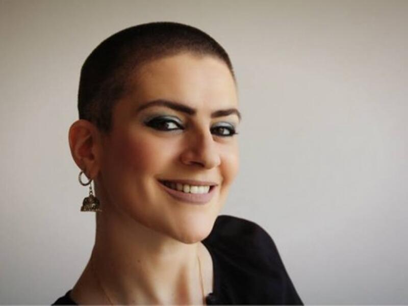 أعلنت الفنانة الفلسطينية، ريم بنّا، إصابتها بسرطان الثدي للمرة الثانية بعد أن تعافت منه منذ سنوات. ونشرت ريم صورا لها دون شعر على صفحتها على “فايسبوك”، وقالت إن تلك الصور ليست “موضة أو نيو لوك أو صرعة جديدة”، وإنما هي توثق مرحلة جديدة من حياتها.