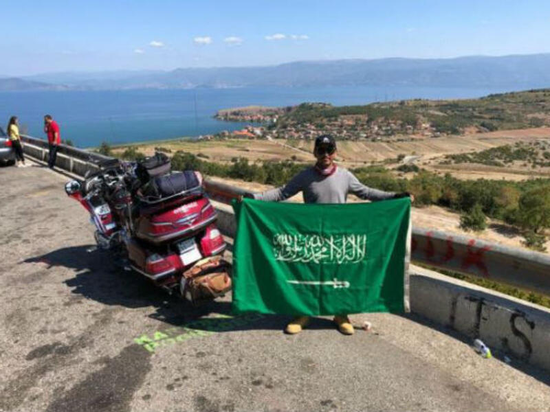 تحت شعار "مبادرة فرحة وطن" بدأ الرحالة السعودي محمد راضي المشيطي العنزي، رحلته بدراجته النارية التي يعتزم أن يجوب بها 13 دولة حول العالم حاملاً معه علم بلده احتفالاً باليوم الوطني للمملكة.