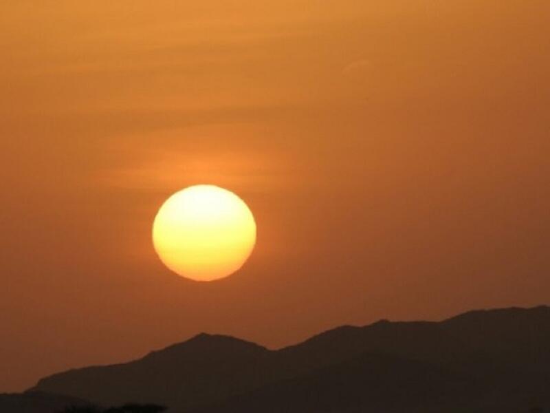 لليلة القدر علامات مقارنة وعلامات لاحقة. فأما العلامات المقارنة فذكر منها: قوة الإضاءة والنور في تلك الليلة، و طمأنينة القلب، وانشراح الصدر من المؤمن، و أن الرياح تكون فيها ساكنة. وأما العلامات اللاحقة فذكر منها أن الشمس تطلع في صبيحتها من غير شعاع.