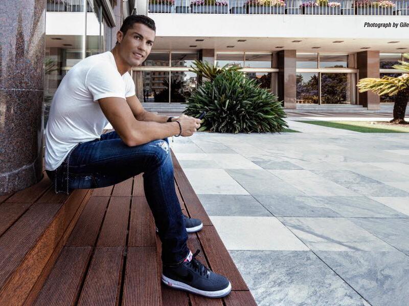 Looks like footballer Ronaldo is a fan of Moroccan singer Hatim Ammor. (Facebook)