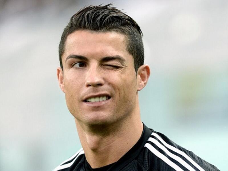 قائد منتخب البرتغال لكرة القدم كريستيانو رونالدو، حصل على 1,126,447 لايك و 95.8 مليون متابع.