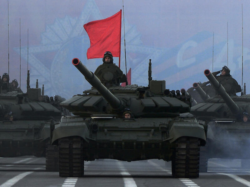 Russian military vehicles roll during a rehearsal for the Victory Day military parade on Dvortsovaya Square in Saint Petersburg on May 3, 2017. (AFP/ File Photo)
