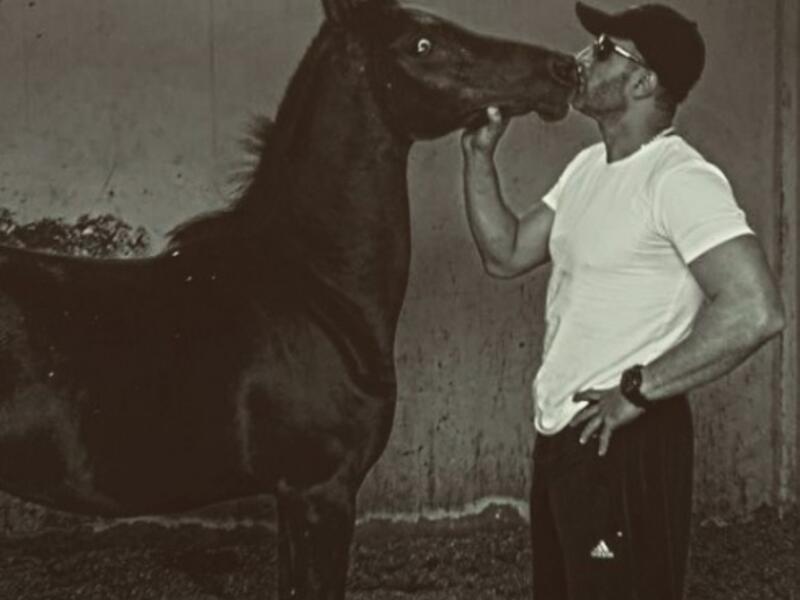 شارك أحمد السقا جمهوره بصورة غريبة مع حصانه وهو يقبله من فمه وعلّق: “رب أخ لك لم تلده أمك ولا أبوك ولا حد من قرايبك سبحان الله” أثارت الصورة ضجة كبيرة بين متابعيه حيث اعتبر البعض أن القبلة مبالغ فيها في حين اعتبر الاكثرية ان الامر طبيعي نظراً لعشقه للخيول.