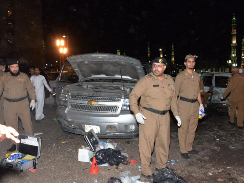 Saudi security forces respond to the site of a suicide attack near the security headquarters of the Prophet's Mosque in Medina City on July 4, 2016. (AFP/Stringer)